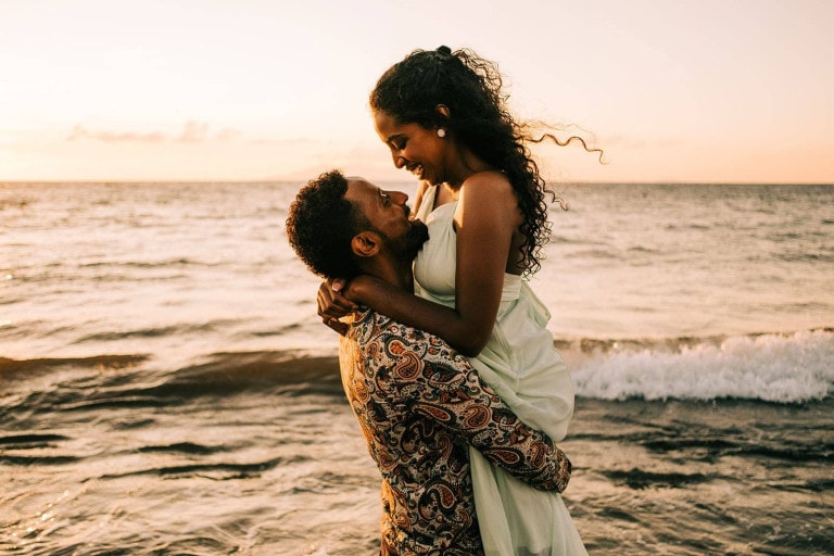 Natty picks up Dina in the sea