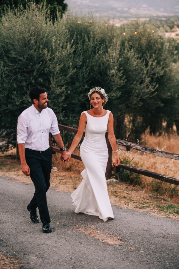 Bride and groom walking at sunset at Agriturismo La Dogana