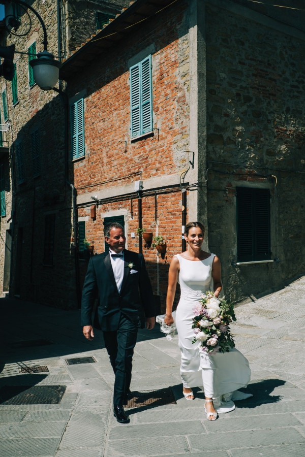 Bride and her father walking though Passignano to La Rocca di Passignano sul Trasimeno