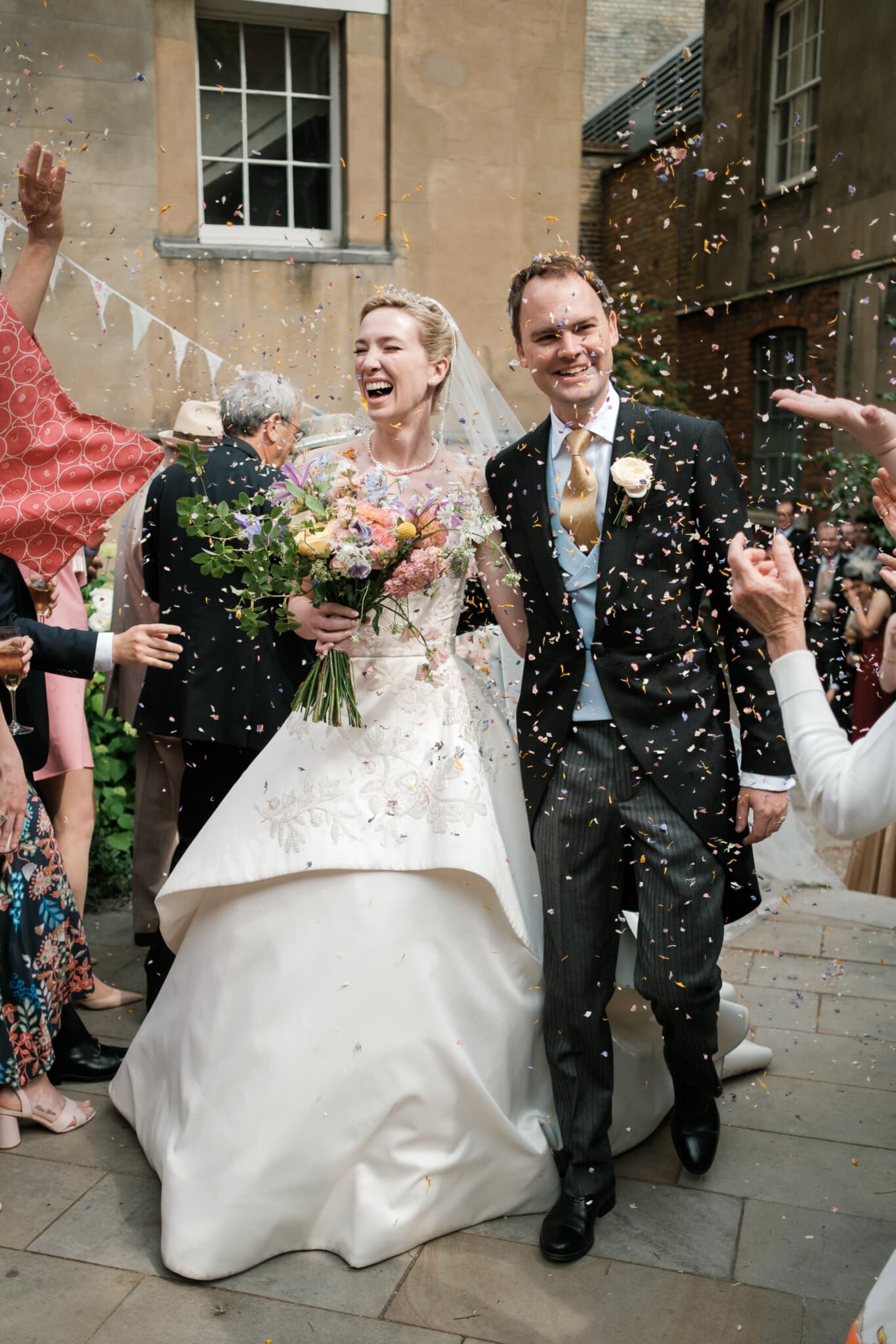Bride and groom enter Stationers Hall and get covered in Confetti
